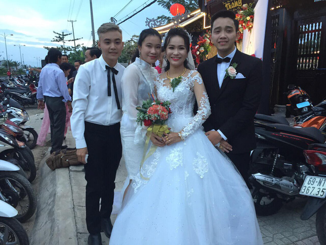 Hình ảnh chú rể khóc như mưa trong ngày cưới vì thương bố mẹ vợ đã gả con gái cho mình khiến cộng đồng mạng xôn xao Hình ảnh chú rể khóc như mưa trong ngày cưới vì thương bố mẹ vợ đã gả con gái cho mình khiến cộng đồng mạng xôn xao